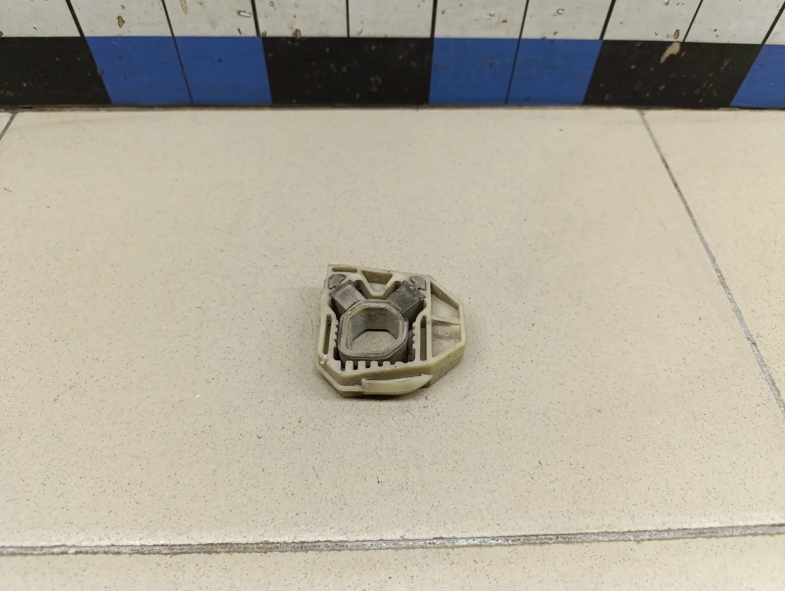 Кронштейн радиатора Fabia 2007-2015