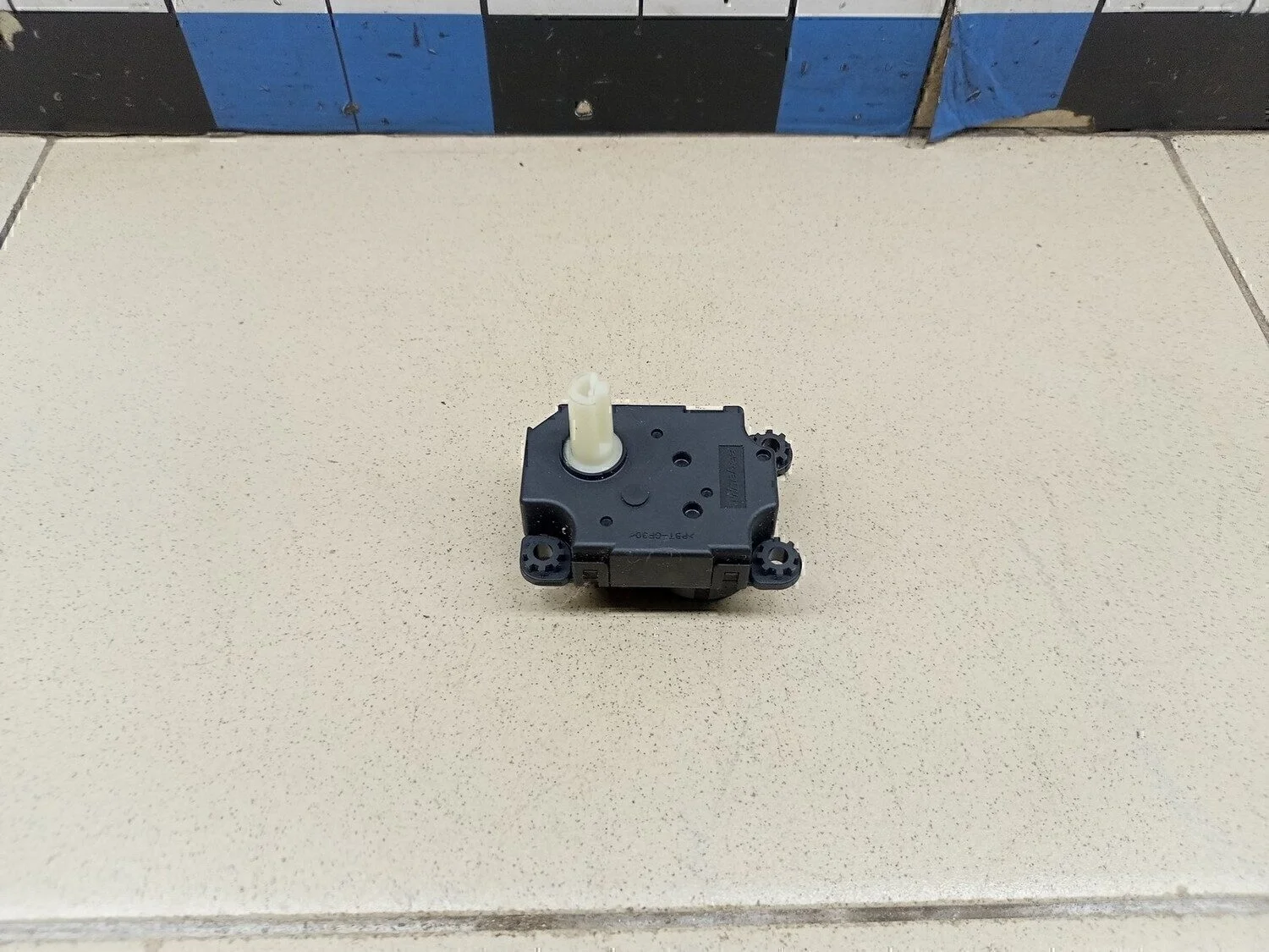 Моторчик заслонки отопителя RIO 2000-2004