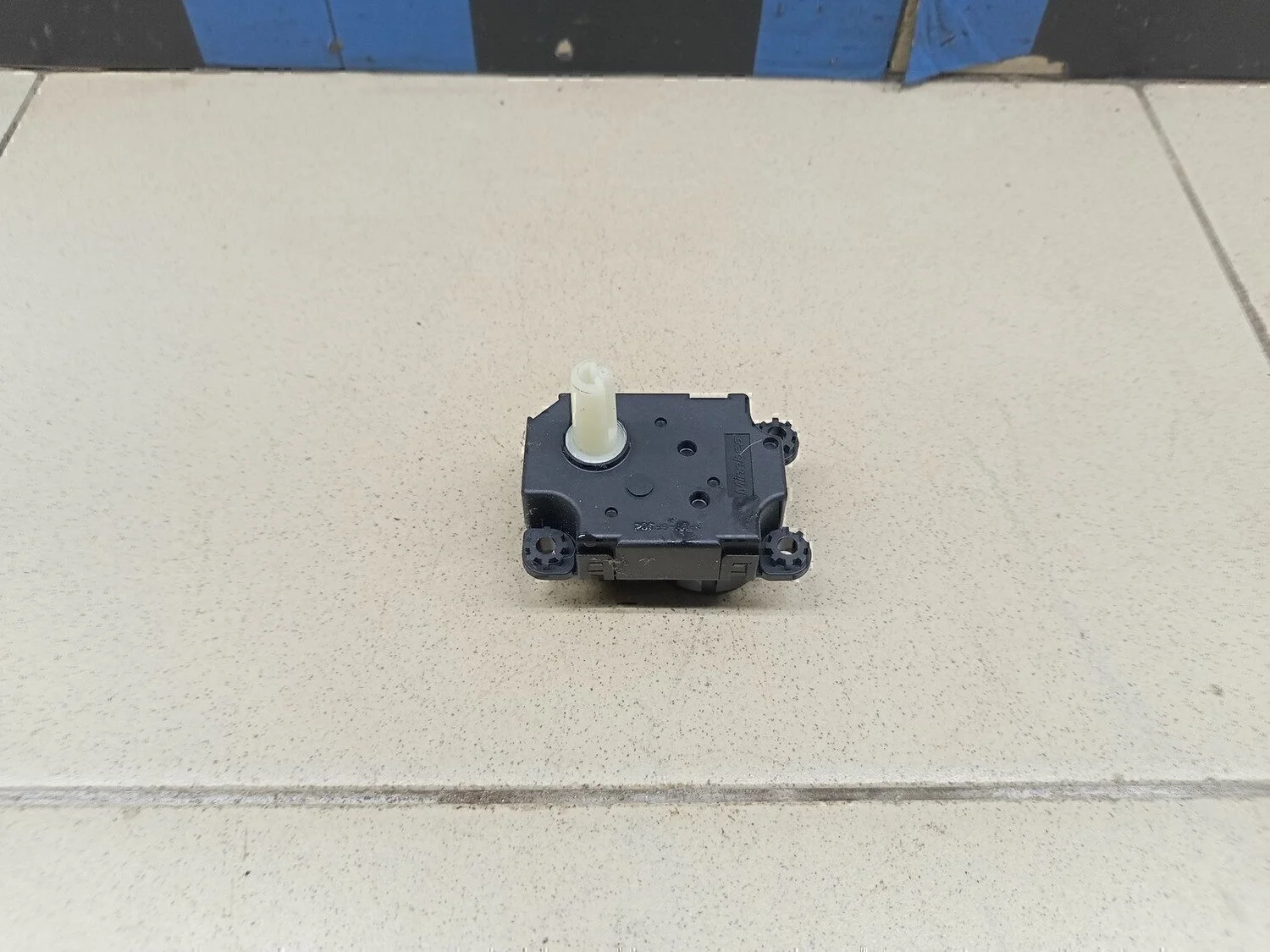 Моторчик заслонки отопителя RIO 2000-2004