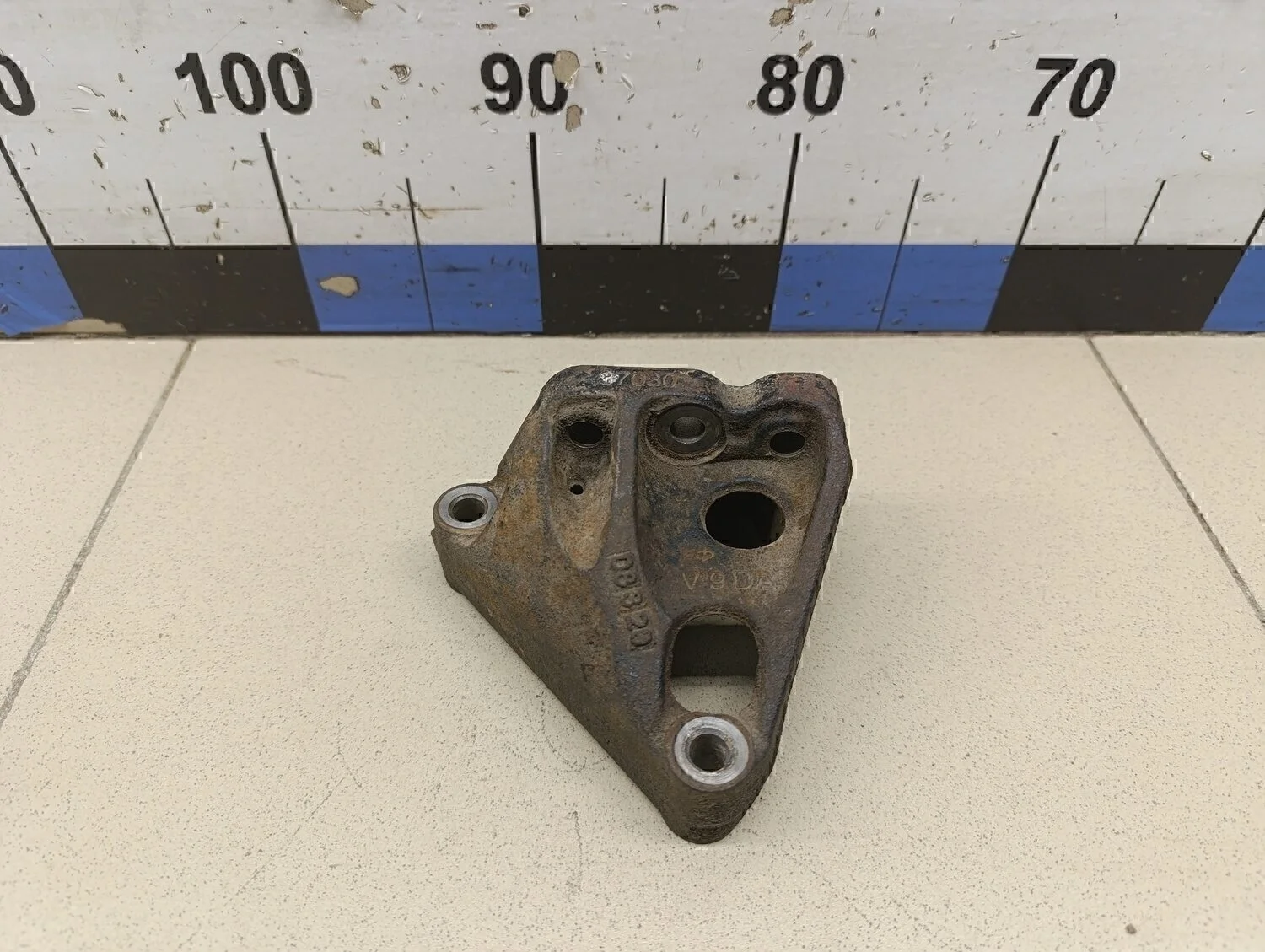 Кронштейн двигателя правый Corolla E15 2006-2013