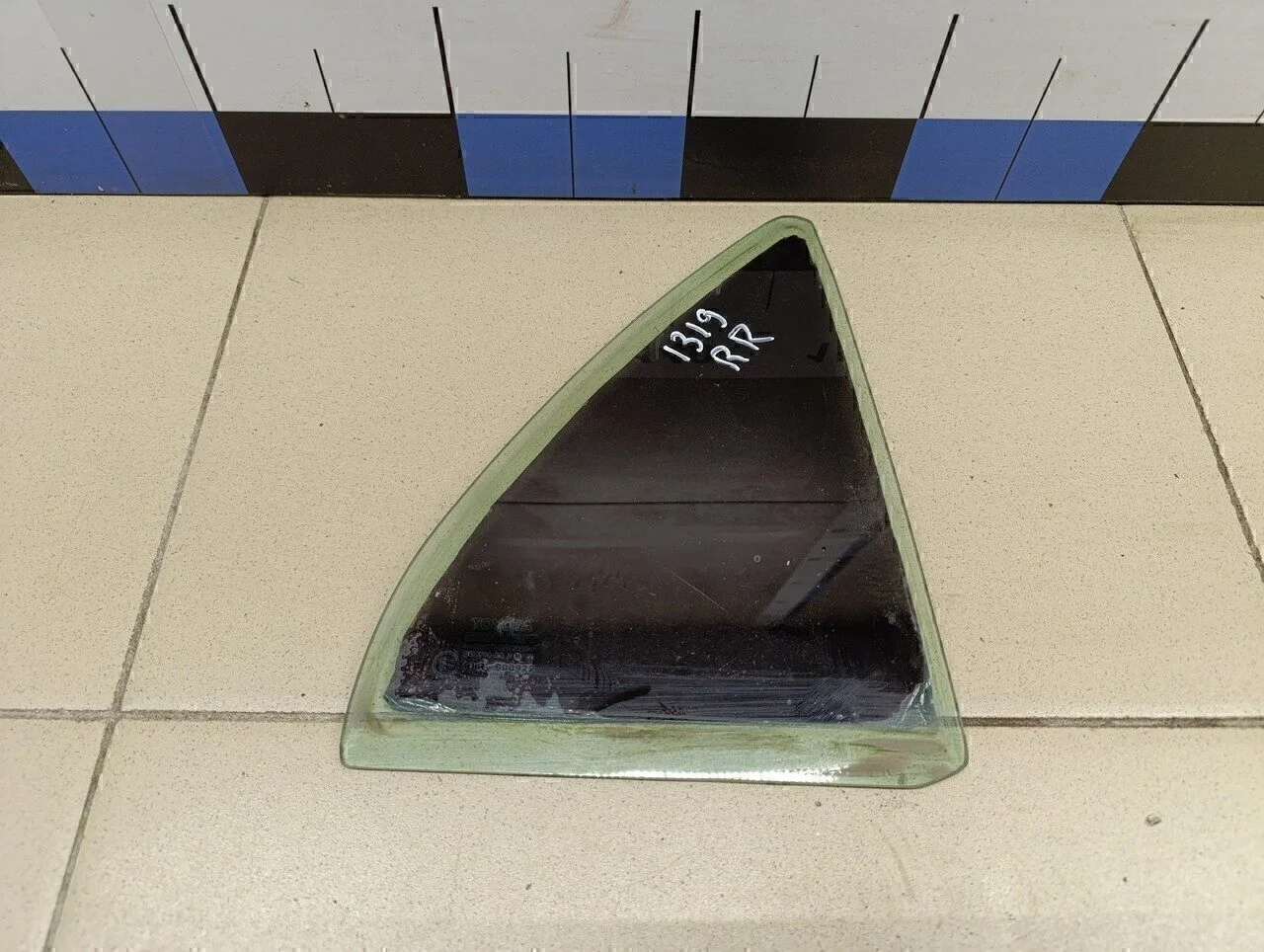 Стекло двери задней правой (форточка) Corolla E12 2001-2006