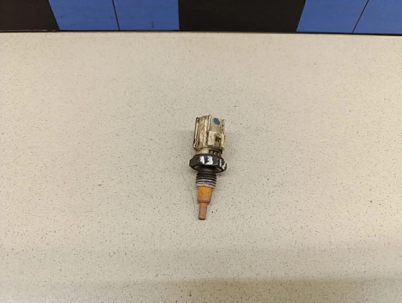 Датчик температуры Avensis II 2003-2008