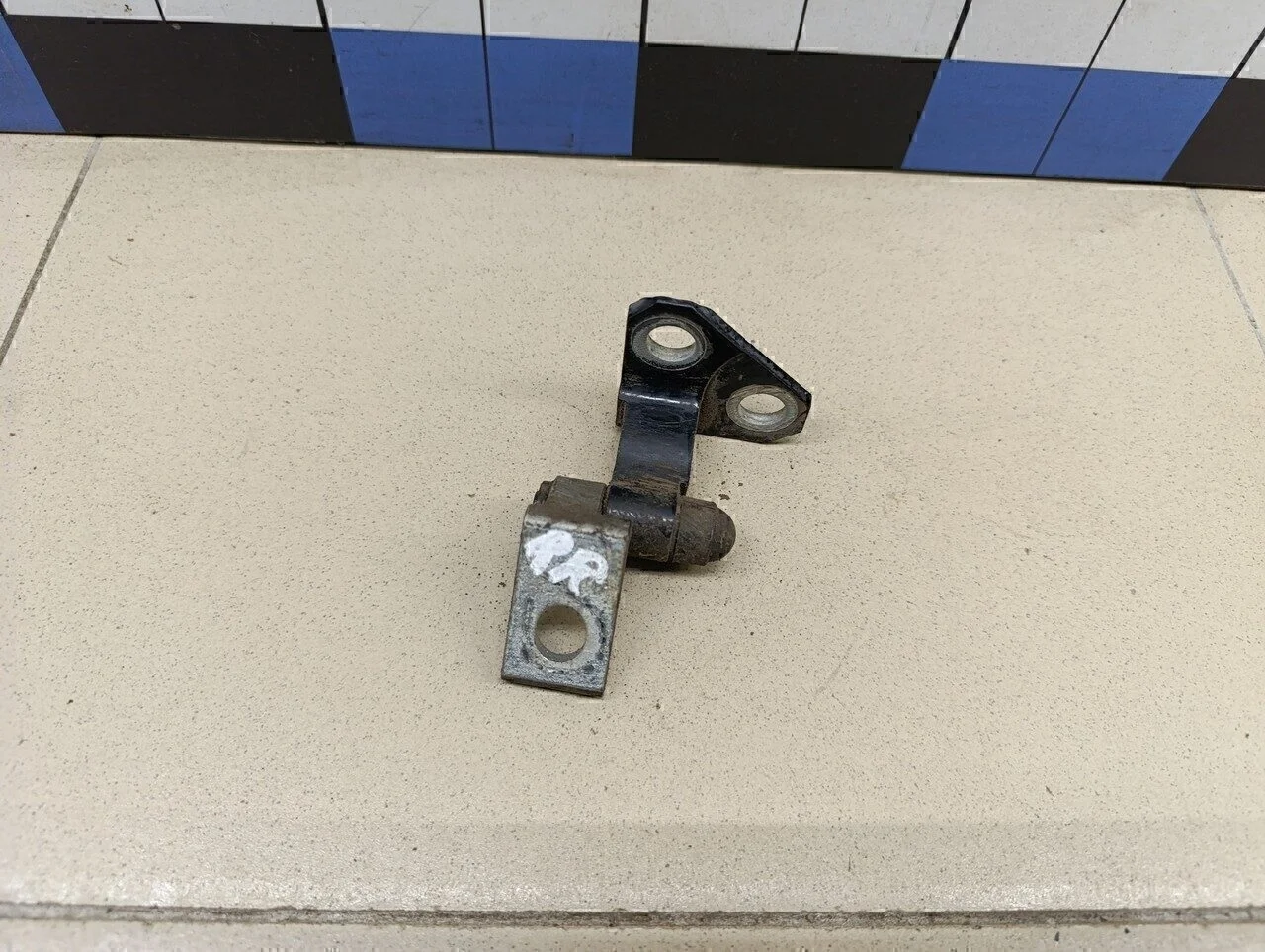 Петля двери задней правой верхняя Passat [B6] 2005-2010