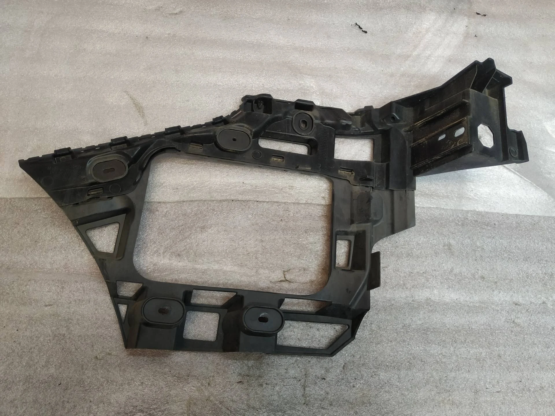 крепление заднего бампера правое Volkswagen Touareg 2 7P6 2012