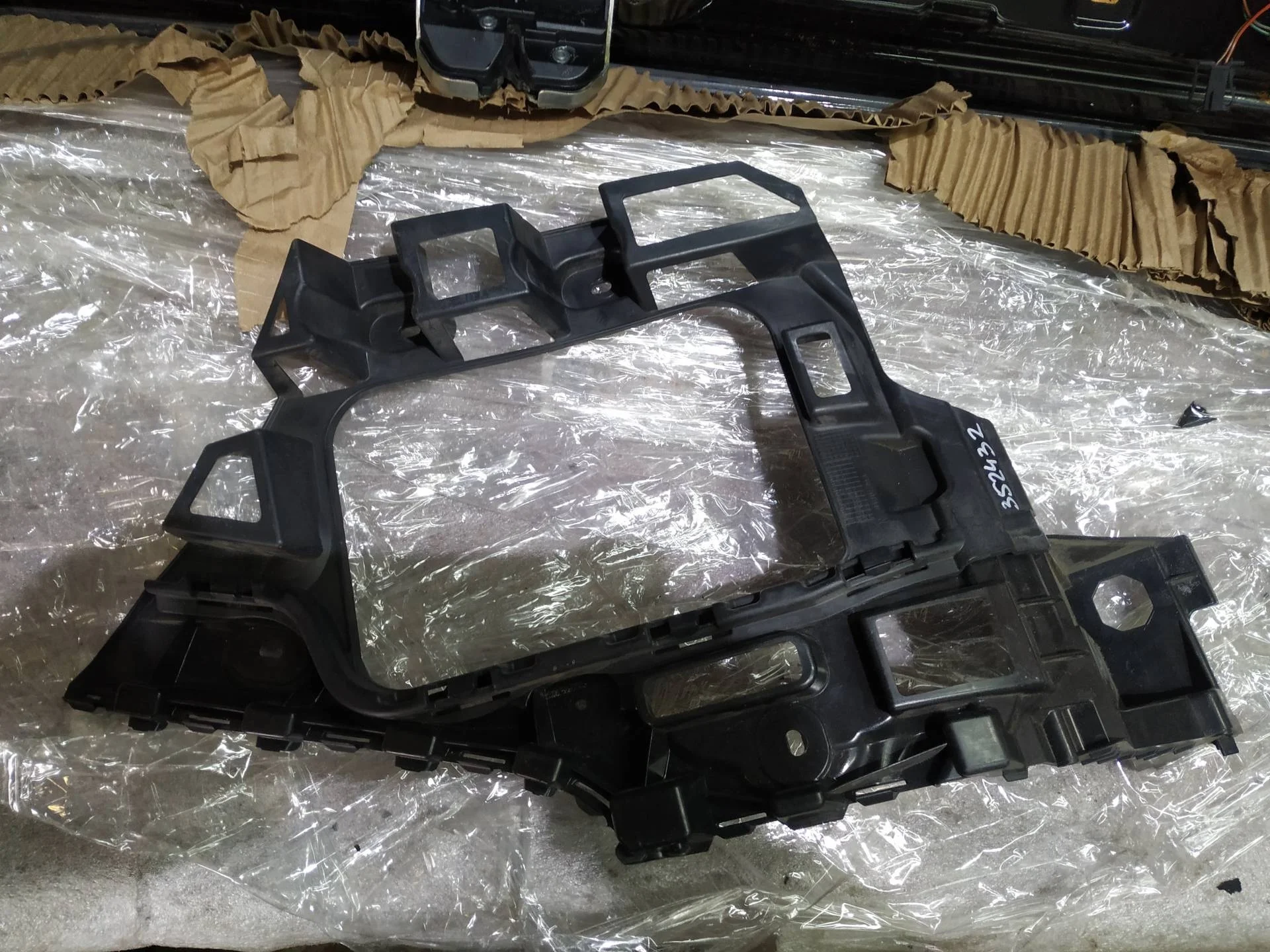 крепление заднего бампера правое Volkswagen Touareg 2  2013