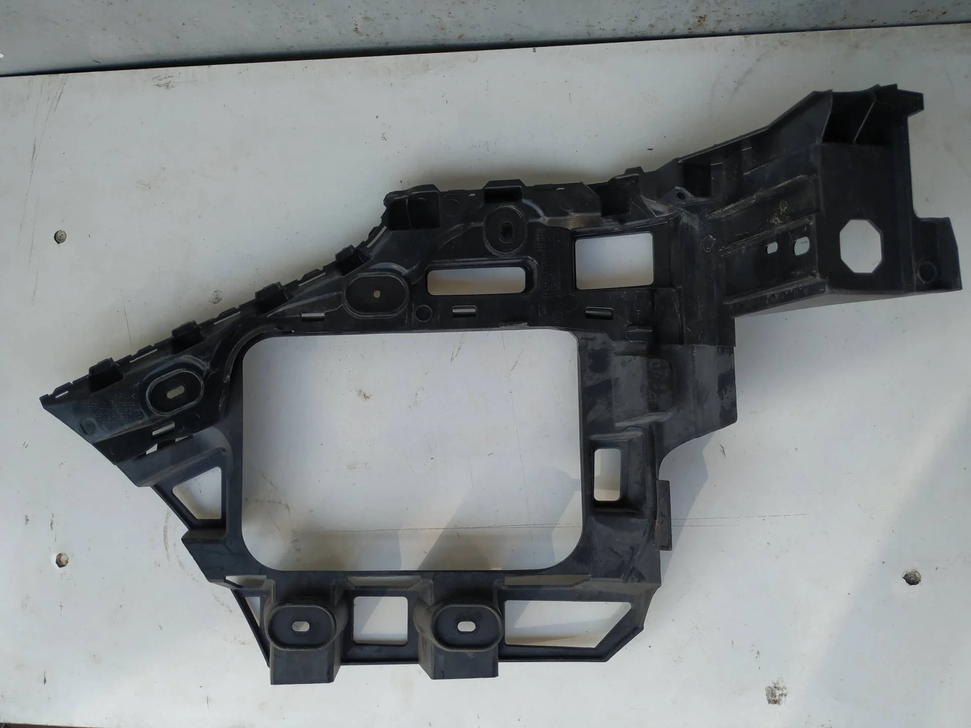 крепление заднего бампера правое Volkswagen Touareg 2  2013