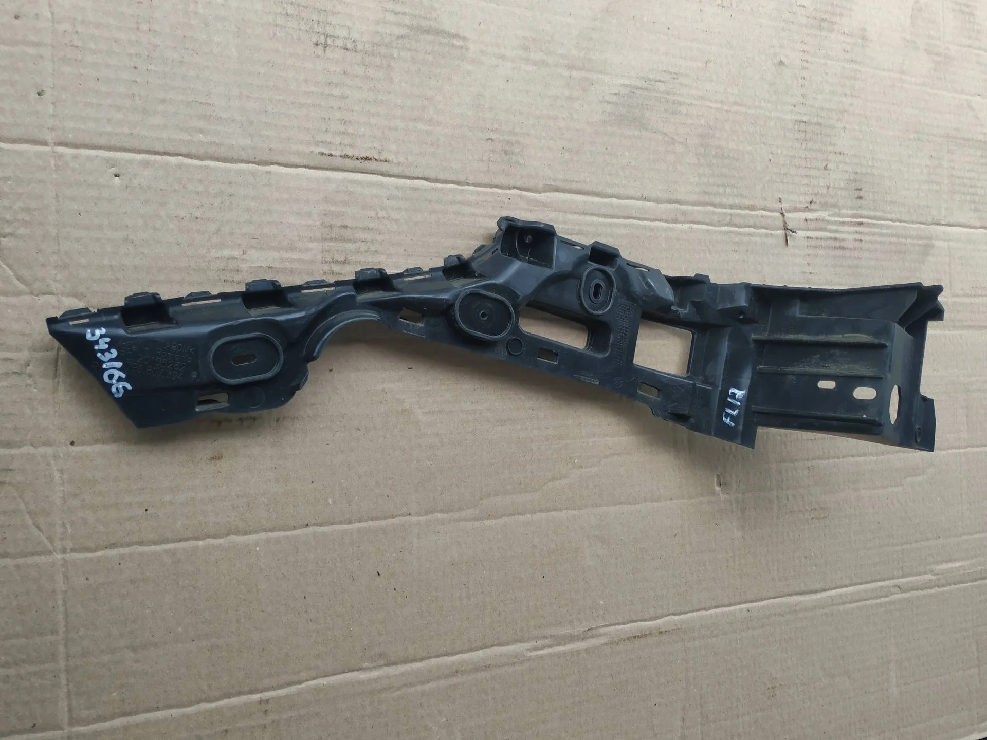 крепление заднего бампера правое Volkswagen Touareg 2  2013