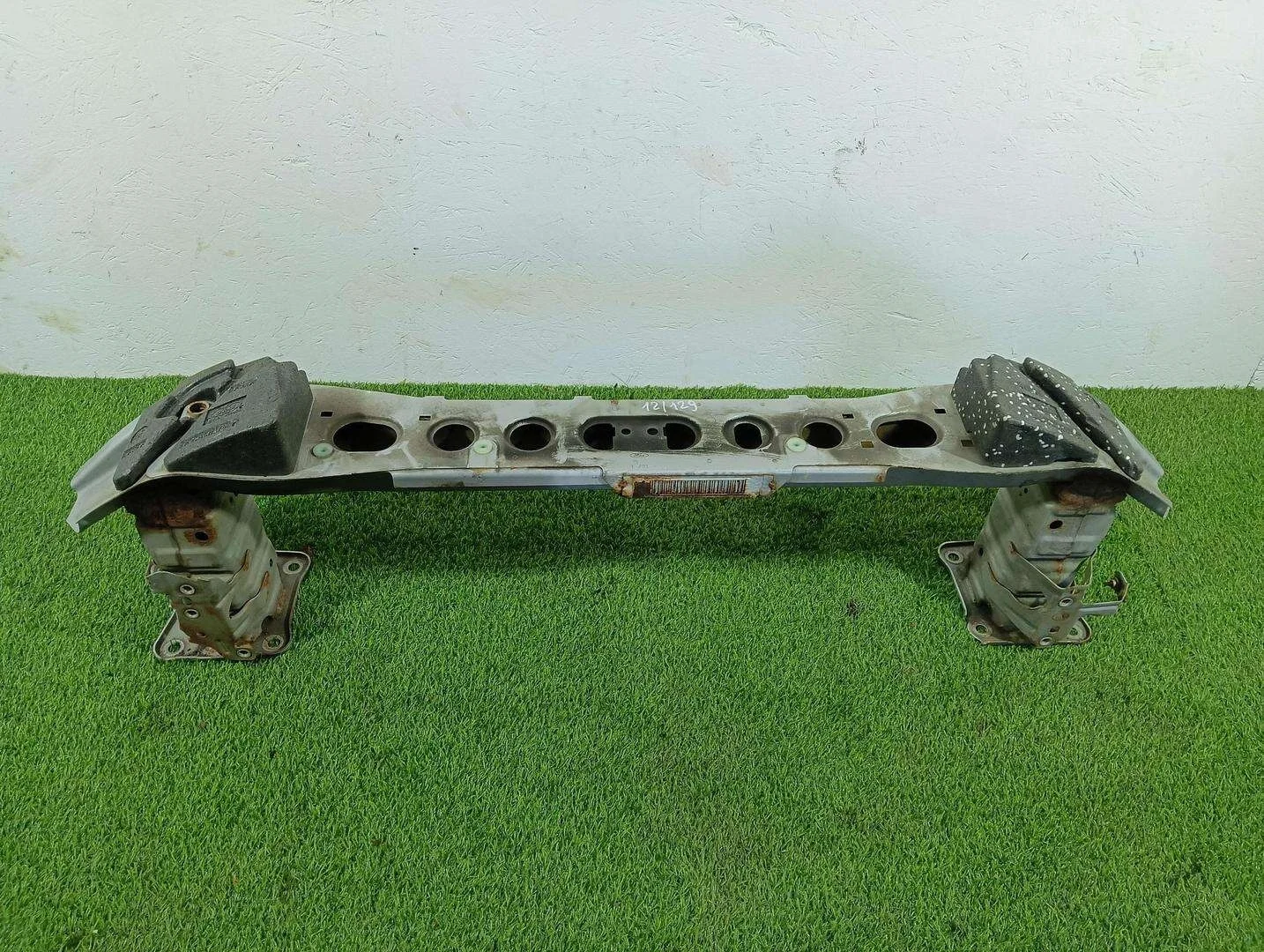 усилитель переднего бампера Ford Focus 1.6 дизель 2012