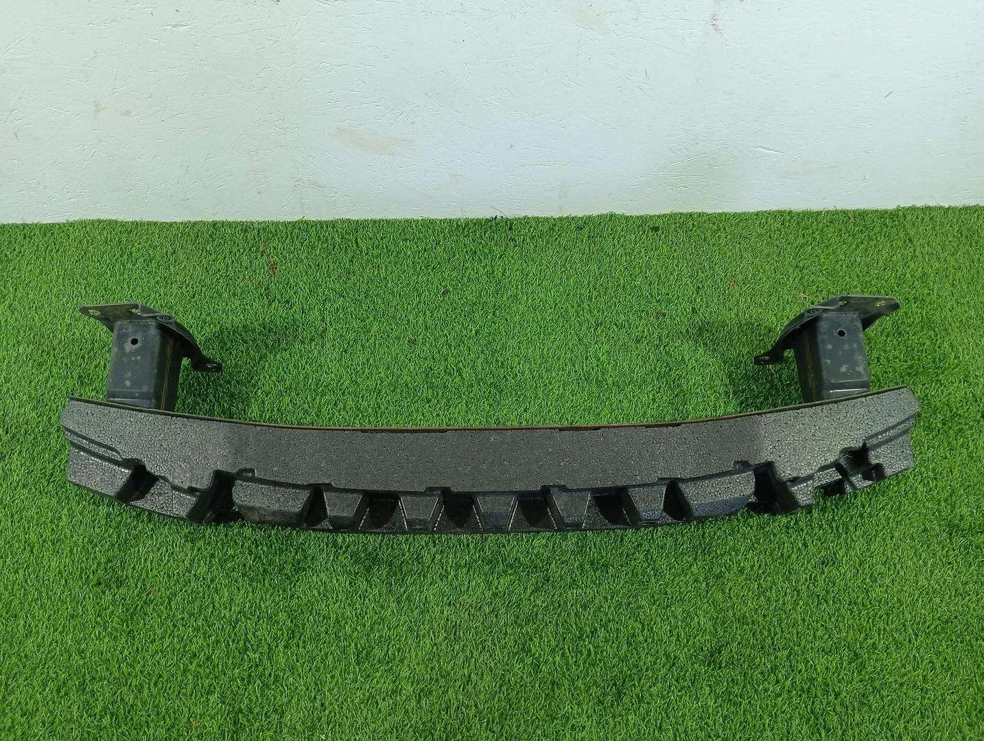 усилитель переднего бампера Volkswagen Touran 2.0 дизель 2014