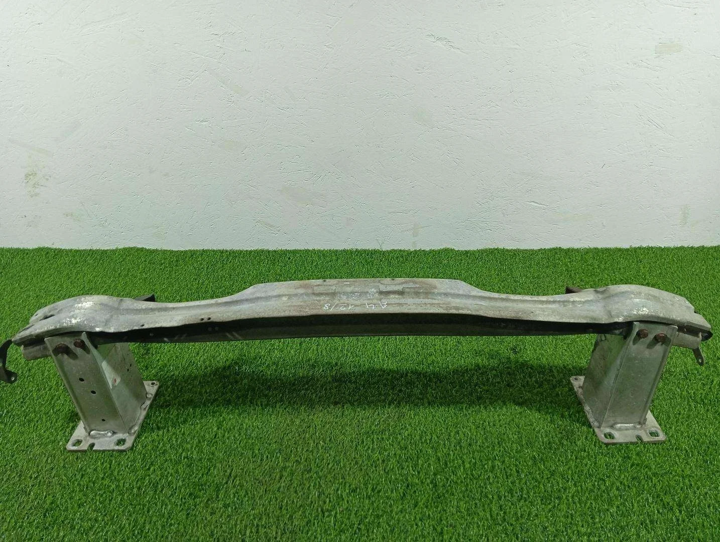 усилитель переднего бампера Audi A4 2.0 дизель 2009