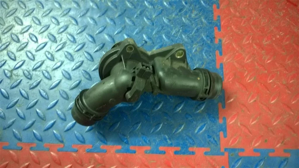 корпус термостата BMW X5 E53  M54B30 231 лс 3.0i