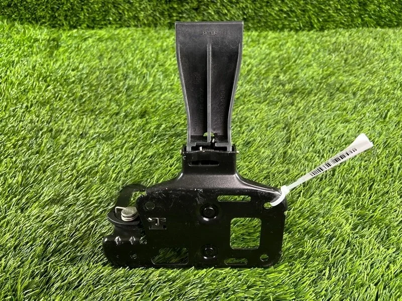 Замок капота Audi A4 2009 8T0823480 B8 CDH 1.8T, передний