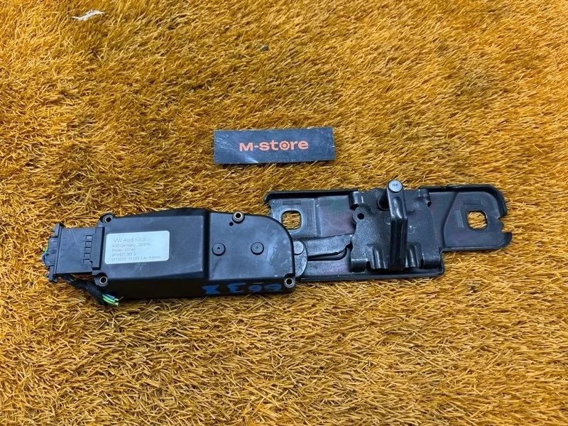 Доводчик крышки багажника Audi Q5 2014 4F9827383G 8R CNC