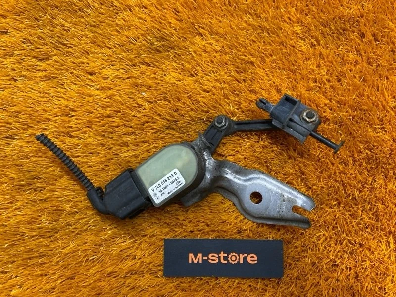 Датчик высоты дорожного просвета Audi Q7 2008 7L0616213D 4LB BAR, передний левый