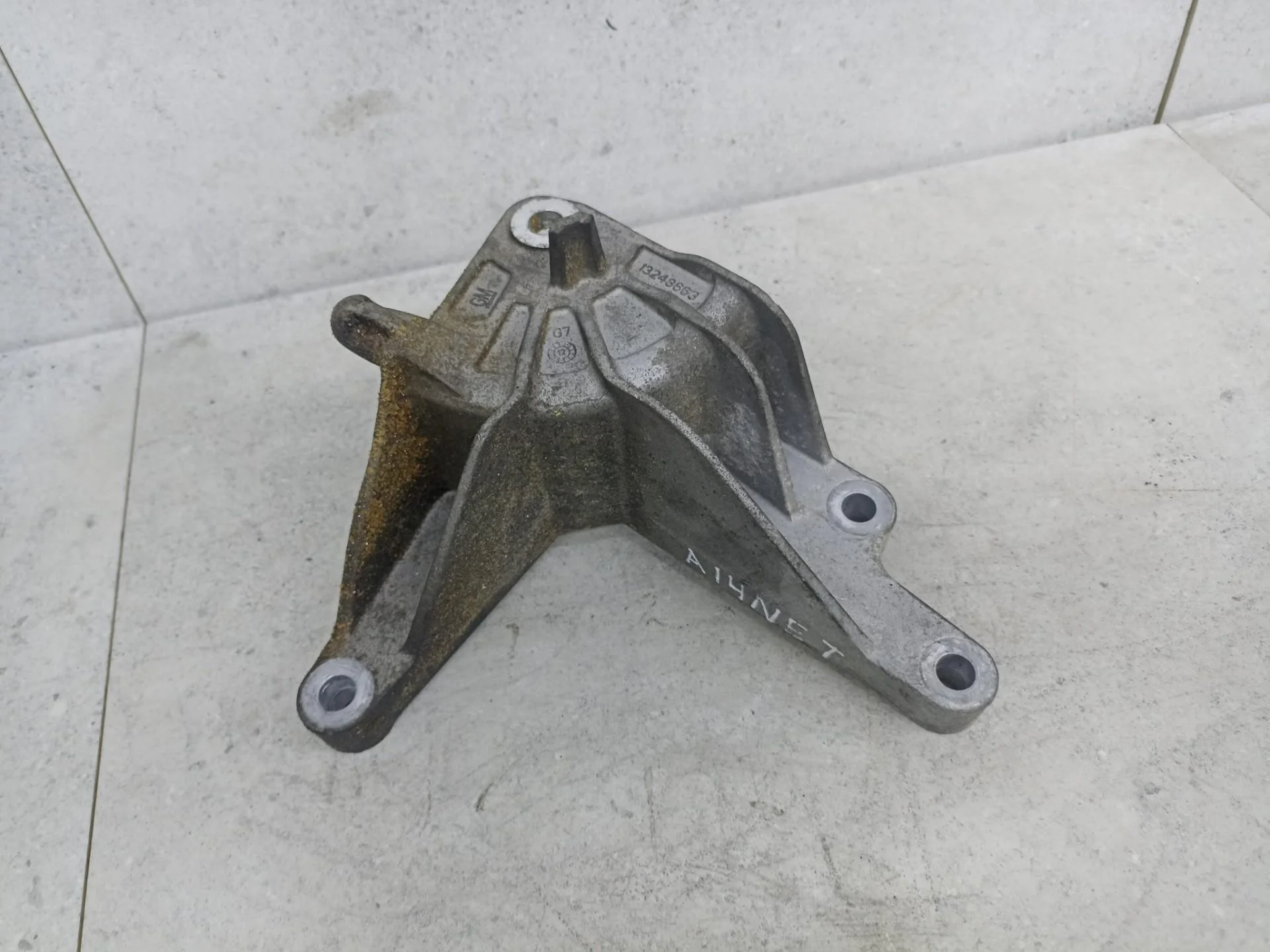 Кронштейн двигателя задний Opel Astra J 2011