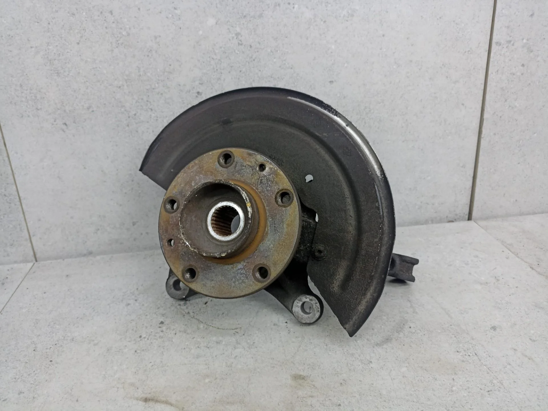 Кулак передний правый Renault Duster 2013