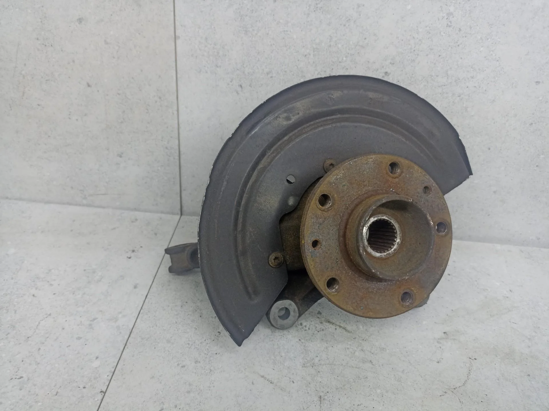 Кулак передний левый Renault Duster 2013