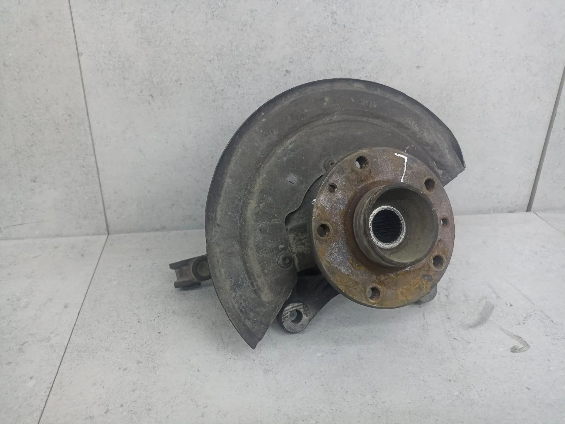 Кулак передний левый Renault Duster 2014