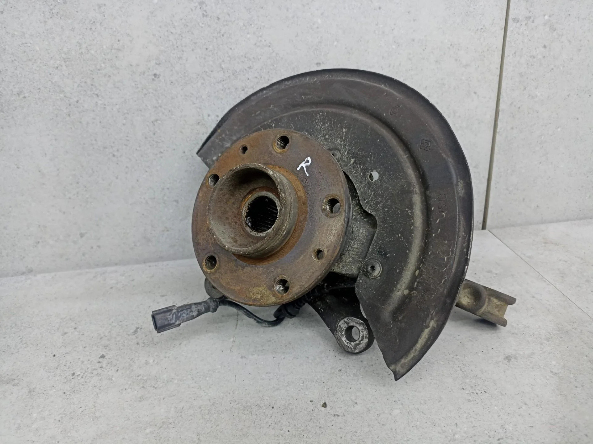 Кулак передний правый Renault Duster 2014