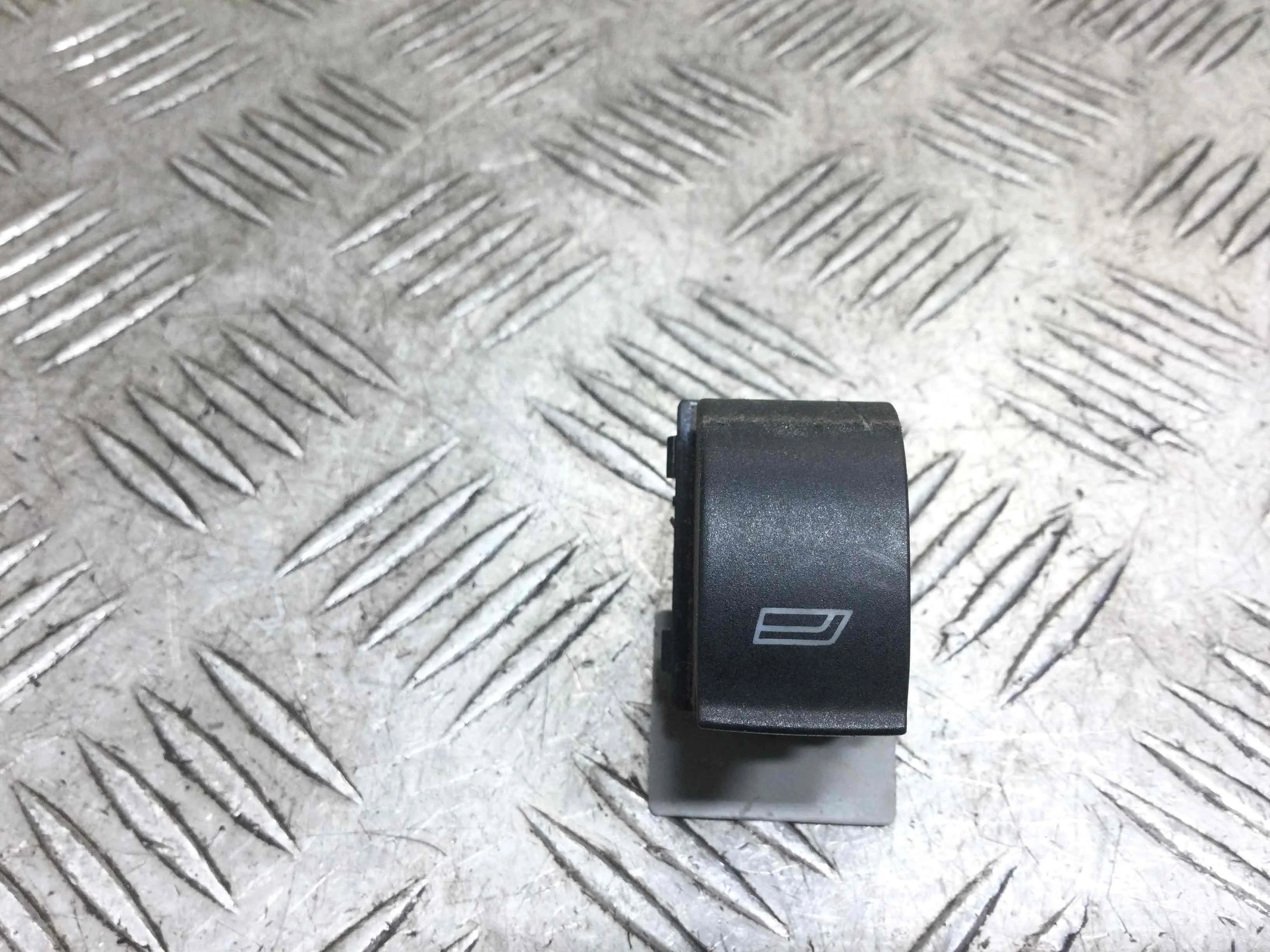 Кнопка стеклоподъемника заднего правого Audi A6 C5/4B (1997-2004) дизель 2.5 TDI Механика Седан