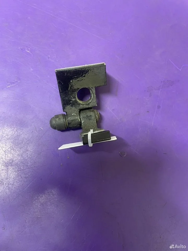 Петля задняя правая верх vw touareg 7l0833402b