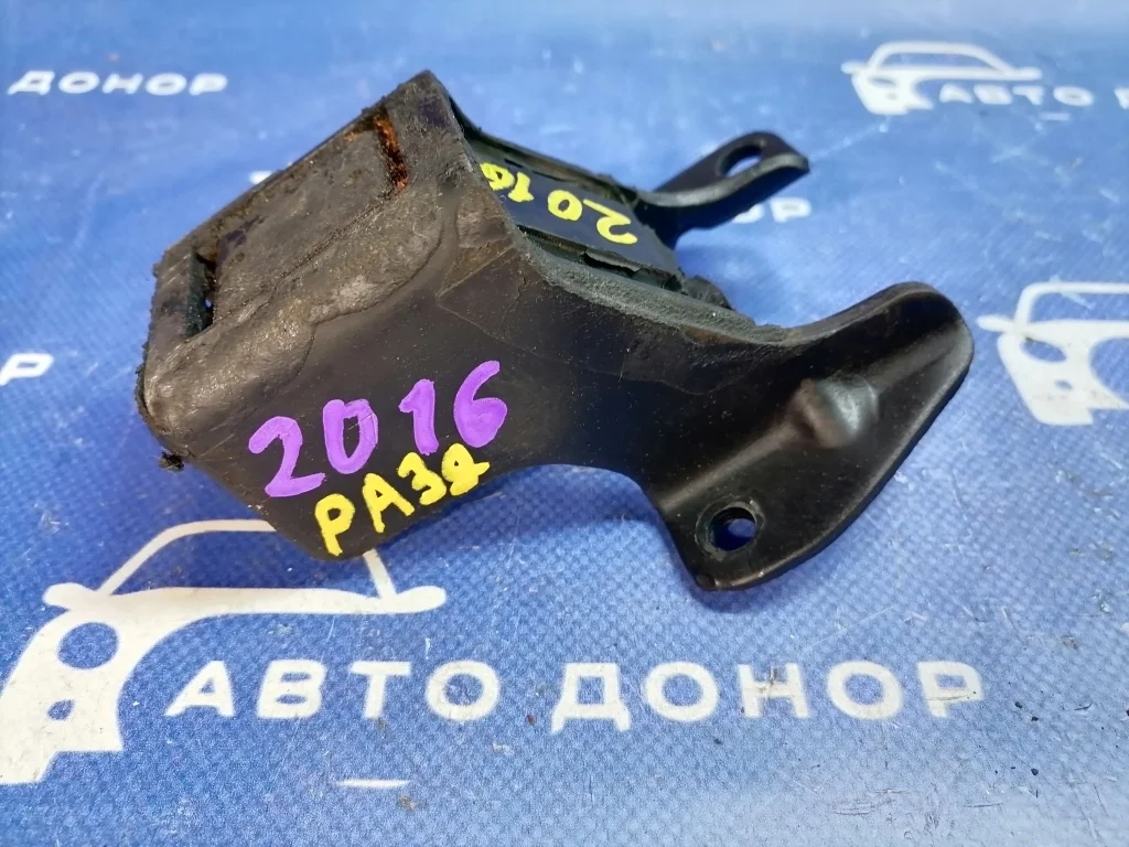 подушка редуктора TOYOTA IST NCP65 1NZFE F 33183-33010