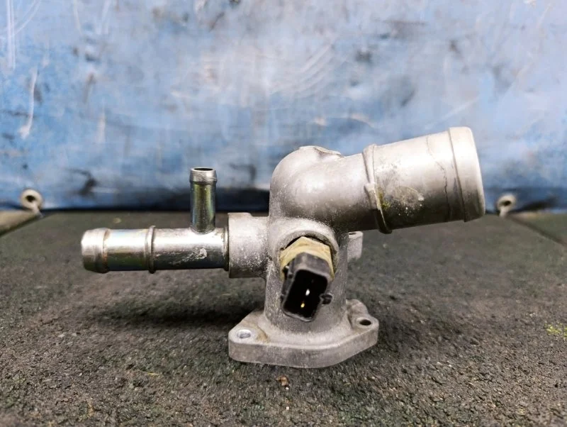 Корпус термостата Kia Ceed 1 2012 256002B003 ED 1.6 G4FC