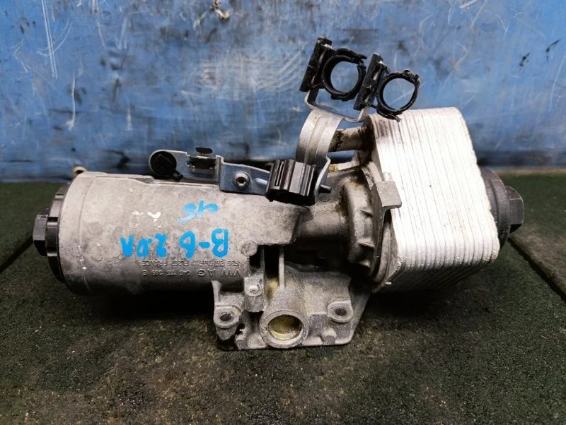 Корпус масляного фильтра Volkswagen Passat 2010 045115389E B6 2.0 BLS
