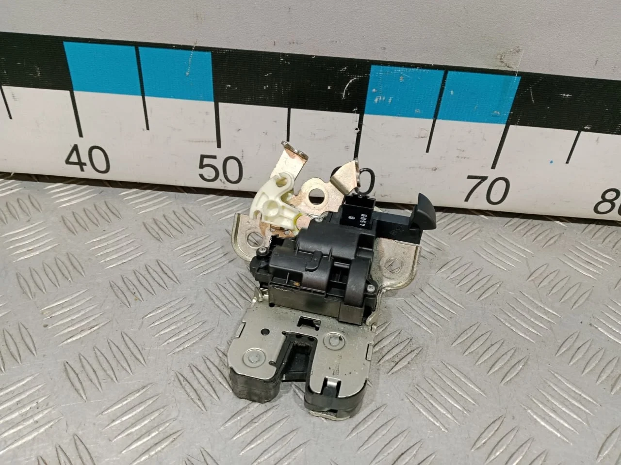 [Б/У] Замок багажника VAG [Код: 00673097 ]