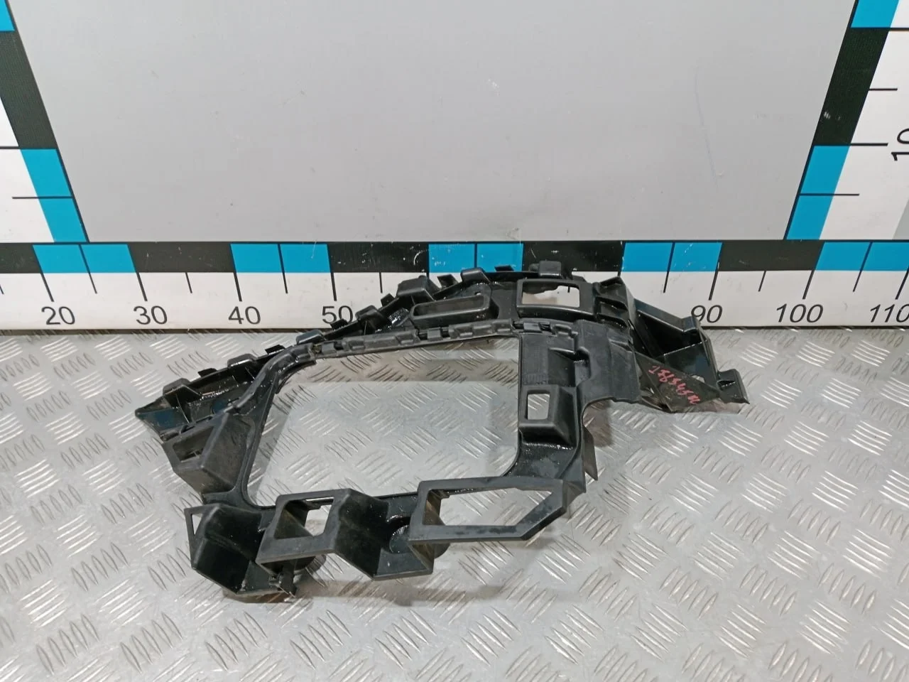 [Б/У] Направляющая заднего бампера левая - Трещина в верхней части [Незначительные дефекты] [Код: 00670319 ]