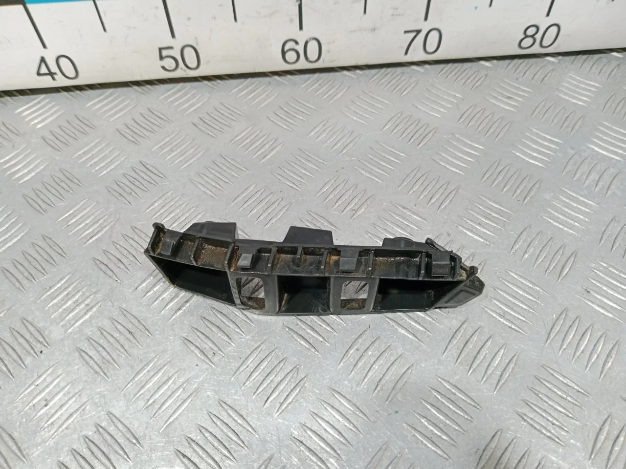 [Б/У] Направляющая переднего бампера правая - Дефект пластика [Незначительные дефекты] [Код: 00670334 ]