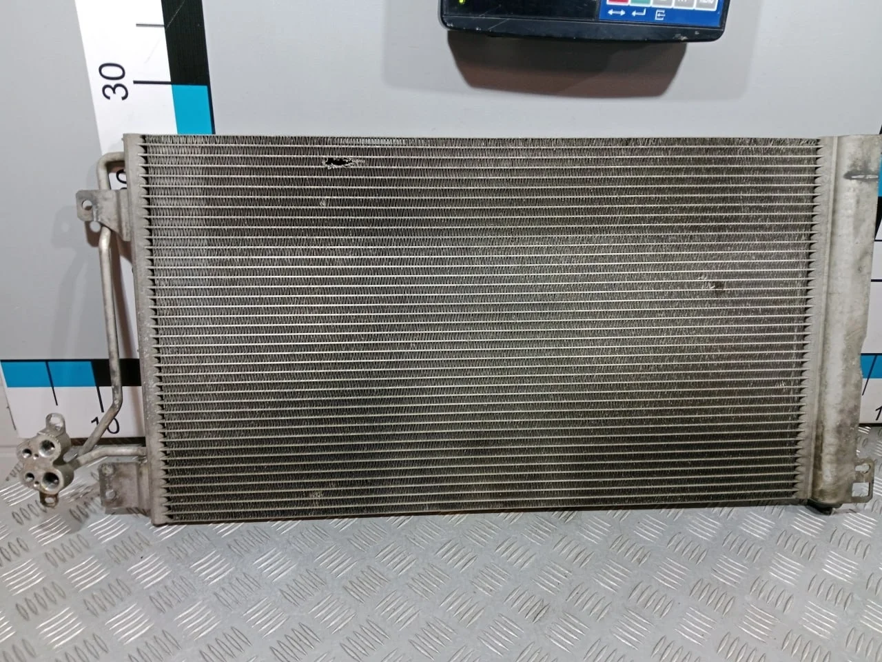 [Б/У] Радиатор кондиционера Transporter T5 - Дефект сот [Незначительные дефекты] [Код: 00672974 ]