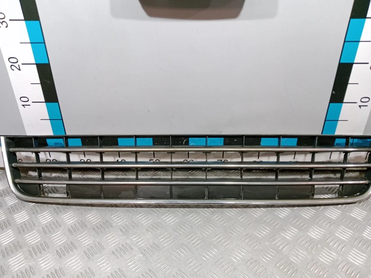 [Б/У] Решетка в бампер центральная - Трещина пластика [Незначительные дефекты] [Код: 00669191 ]
