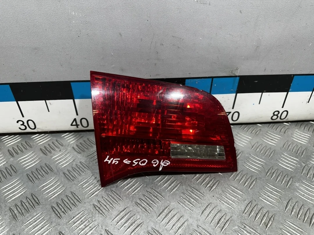 [Б/У] Фонарь задний внутренний левый Audi A6 - царапины, потёртости, скол стекла с торца [Незначительные дефекты] [Код: 00300054 ]