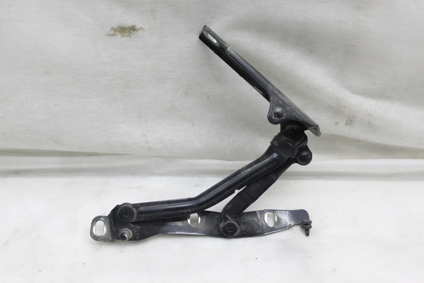 Петля крышки багажника L седан б/у Опель Астра Н