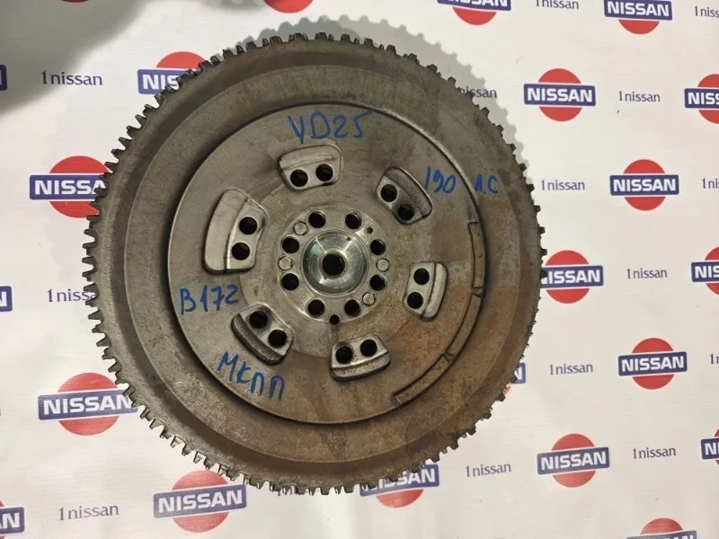 Маховик МКПП Nissan Navara 2012 123105X00A D40 YD25, передний