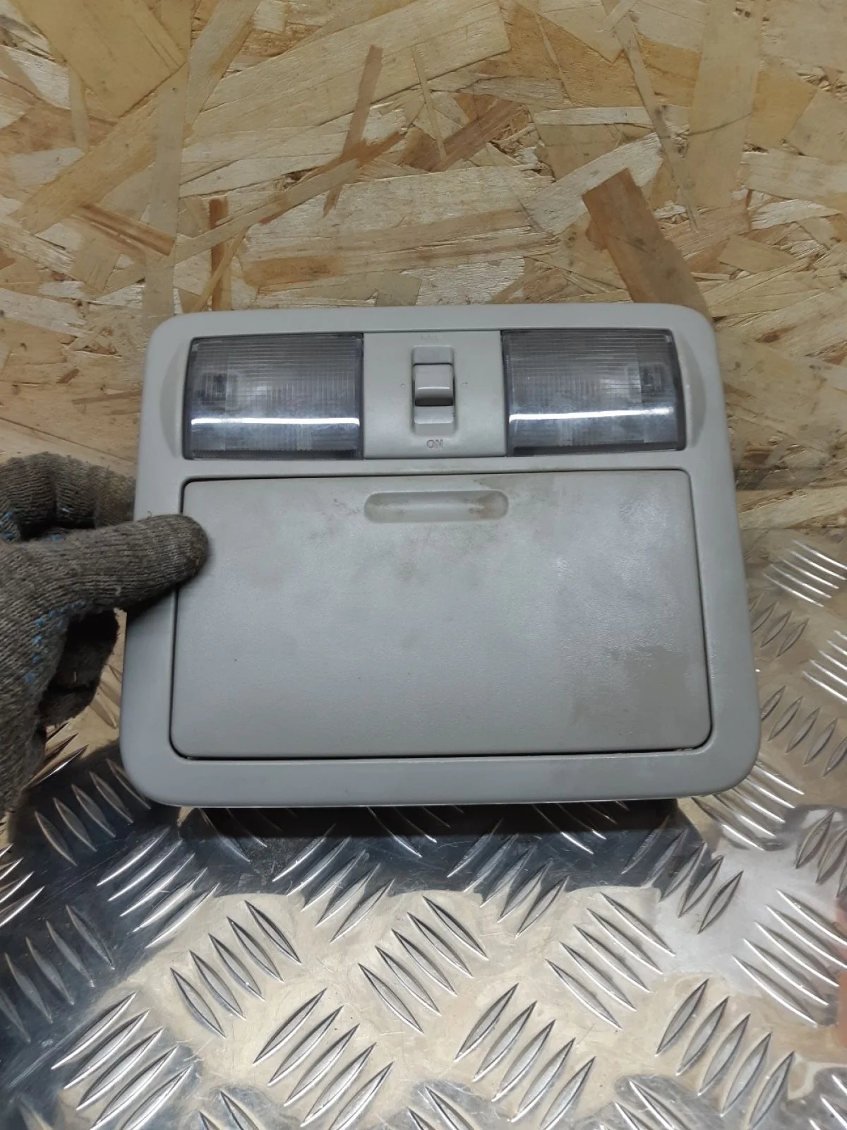 Плафон салонный Nissan Navara D40 (2004—2010) 2008 серебристый