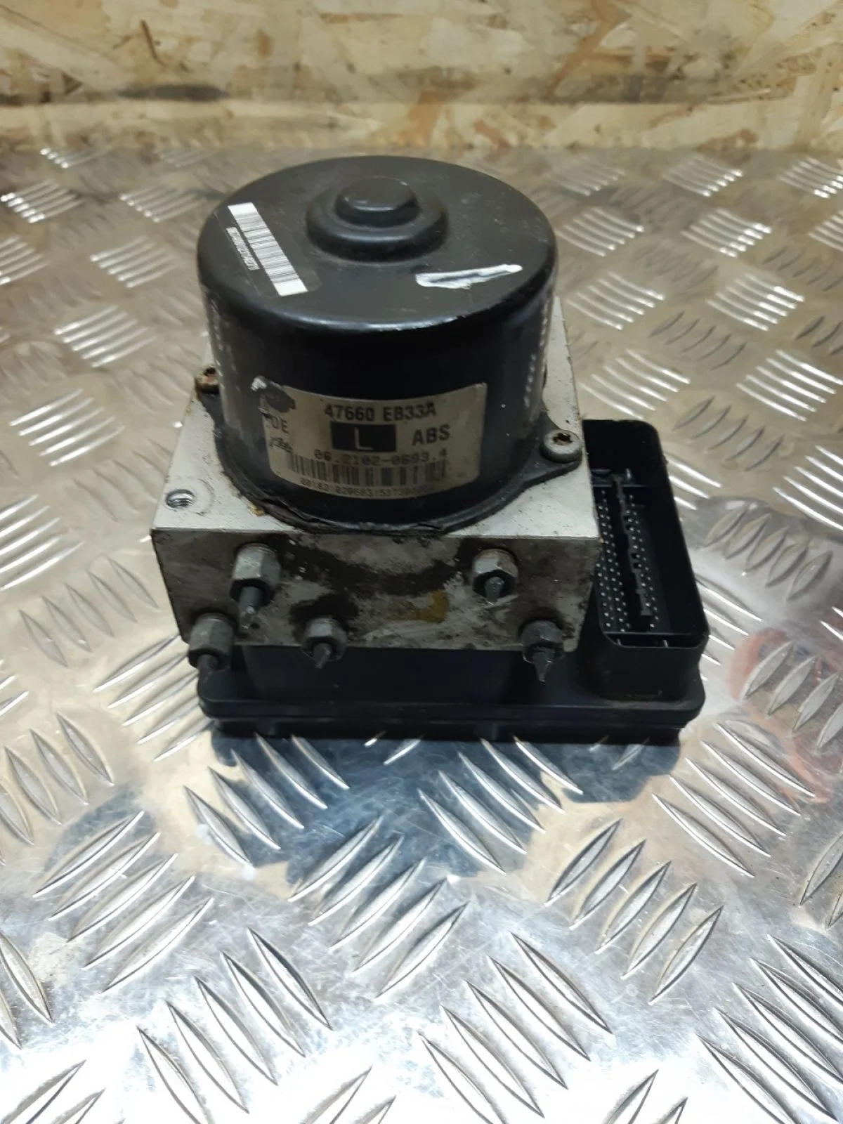 Блок ABS (насос) Nissan Navara D40 (2004—2010) 2008 серебристый