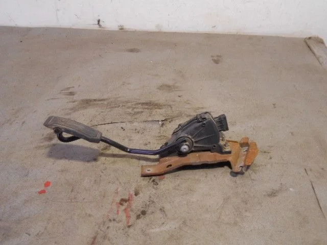 Педаль газа Nissan Almera N16 (2000—2003)