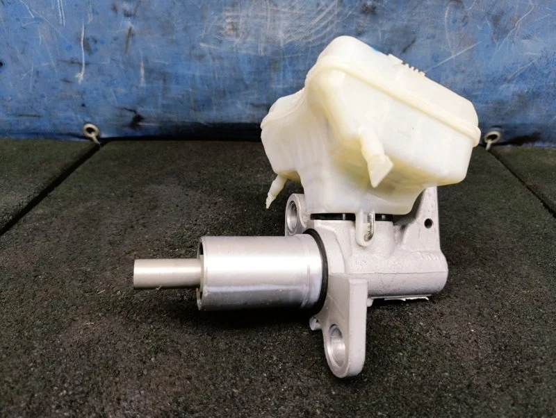 Цилиндр главный тормозной с бачком Audi A4 2007-2015 8K0611021B B8