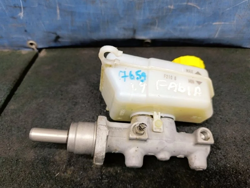 Цилиндр главный тормозной с бачком Skoda Fabia Ii 2006 - 2014 6R1611019A