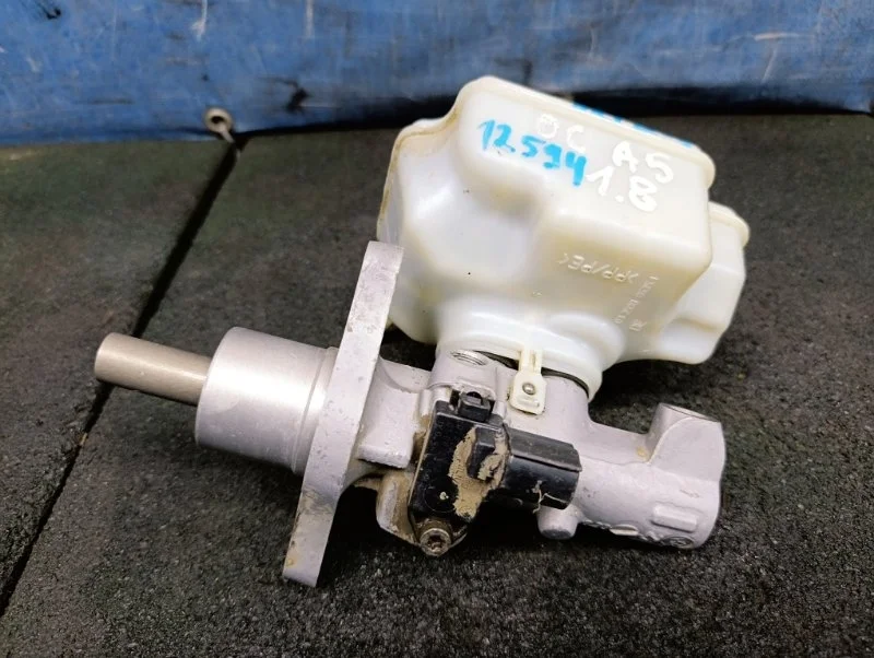 Цилиндр главный тормозной с бачком Skoda Octavia A5 2009 1K1614019K 1Z 1.8 BZB