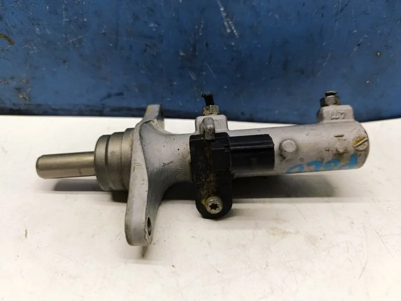 Цилиндр тормозной главный Volkswagen Polo 2017 6R1611019F 1.6 CWVA