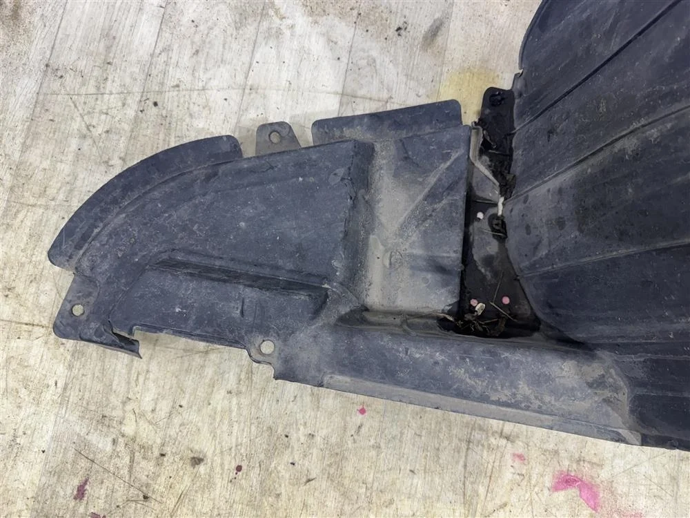 Подкрылок FR УЦЕНКА надрыв спереди