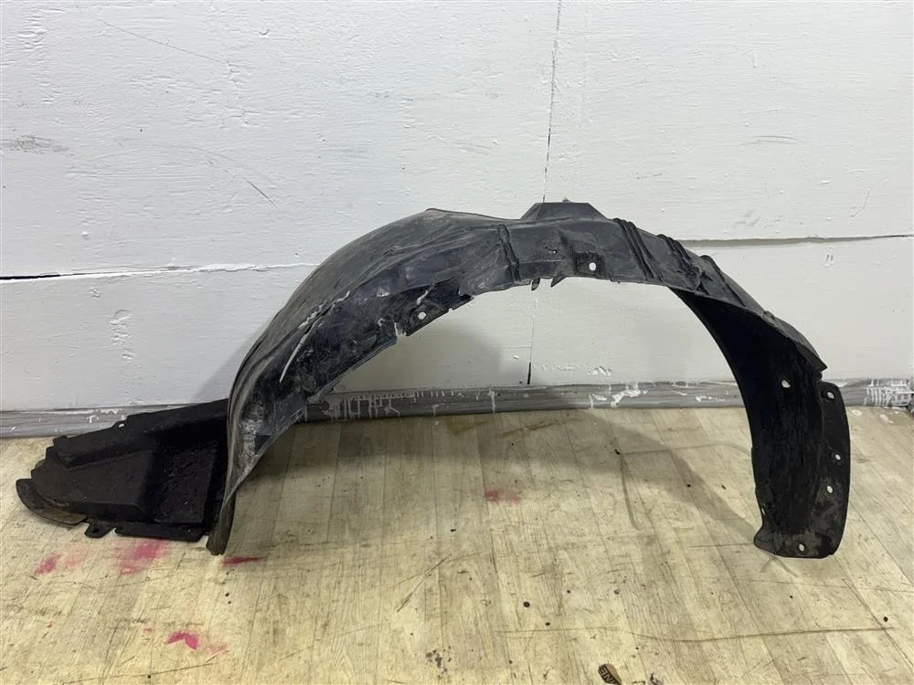 Подкрылок FL УЦЕНКА надрыв по середине