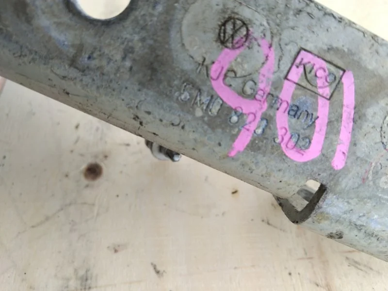 Петля капота Volkswagen Golf 2005-2009 Plus