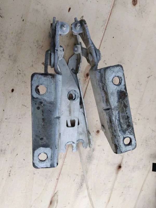 Петля капота Volkswagen Jetta 2005-2010