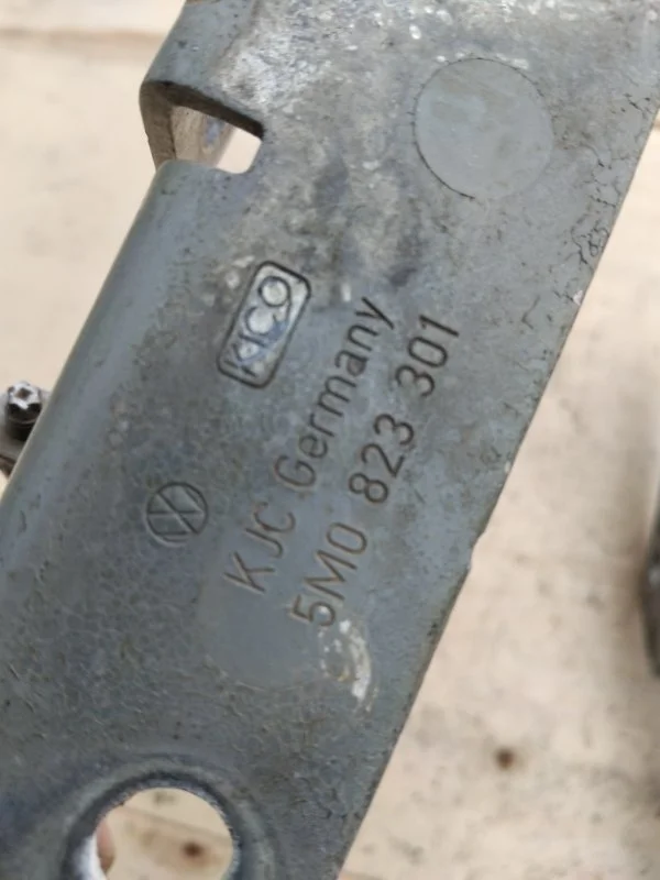 Петля капота Volkswagen Golf 2005-2009 Plus
