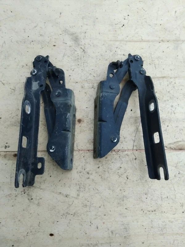 Петля капота Volkswagen Golf 6 (5 ХБ)