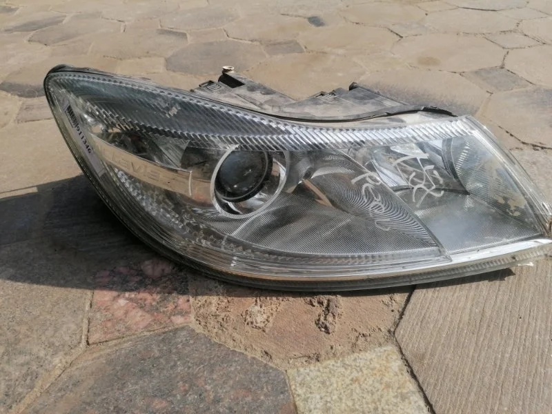 Фара Skoda Octavia 2012 с дефектом 1Z1941016F A5, передняя правая